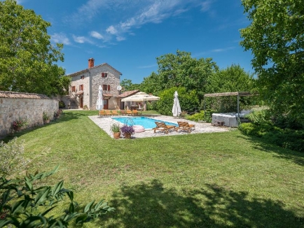 ISTRIEN, In der Gegend von Poreč verkaufen wir eine Villa mit Swimmingpool, ein renoviertes altes istrisches Haus mit 7000 m2 Grundstück 4