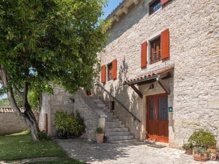 ISTRIEN, In der Gegend von Poreč verkaufen wir eine Villa mit Swimmingpool, ein renoviertes altes istrisches Haus mit 7000 m2 Grundstück 3
