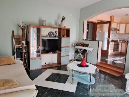Istrien, Umag. Murine. Wir verkaufen dieses freistehende Haus von 121 m² mit drei Schlafzimmern, Wohnzimmer mit Kamin, zwei Bädern, zwei Terrassen. Garten von 200 m². 6