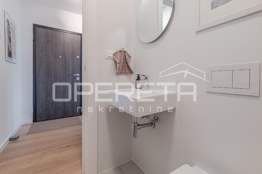 Istra, Umag - Stan u centru od 74,85 m², sastoji se od dvije spavaće sobe, prostranog dnevnog boravka s kuhinjom i blagovaonicom s izlazom na terasu, jedne kupaonice, jednog WC-a, hodnika i spremišta. Zgrada s garažom - UMAG, Umag - Sika 27