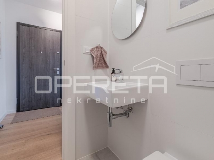 Istra, Umag - Stan u centru od 74,85 m², sastoji se od dvije spavaće sobe, prostranog dnevnog boravka s kuhinjom i blagovaonicom s izlazom na terasu, jedne kupaonice, jednog WC-a, hodnika i spremišta. Zgrada s garažom 27