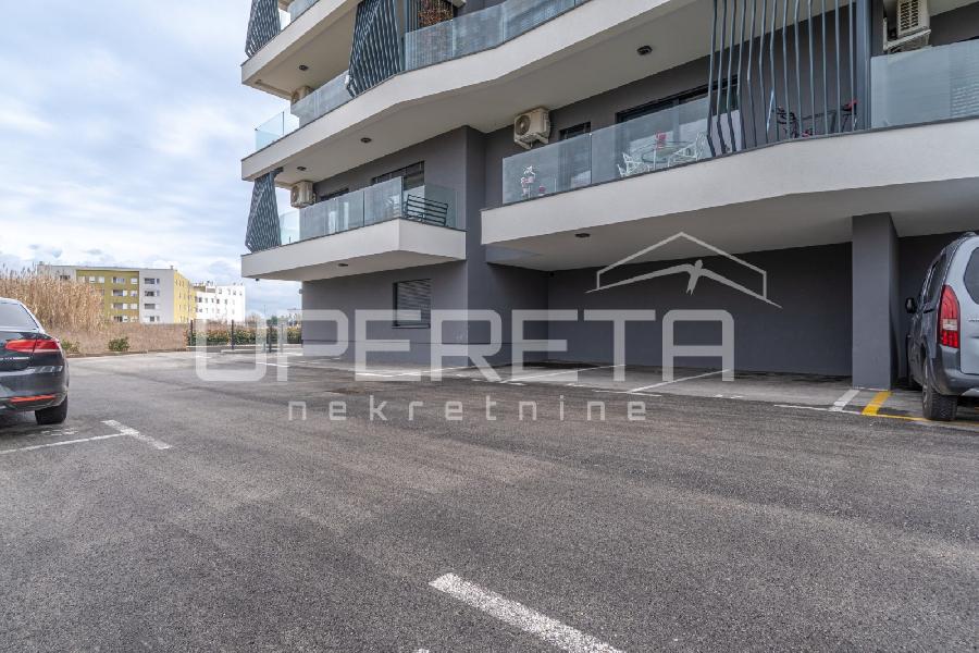 Istra, Umag - Stan u centru od 74,85 m², sastoji se od dvije spavaće sobe, prostranog dnevnog boravka s kuhinjom i blagovaonicom s izlazom na terasu, jedne kupaonice, jednog WC-a, hodnika i spremišta. Zgrada s garažom - UMAG, Umag - Sika 29