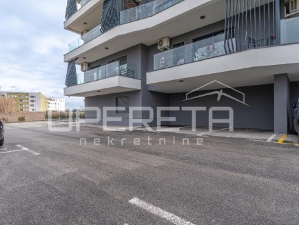 Istra, Umag - Stan u centru od 74,85 m², sastoji se od dvije spavaće sobe, prostranog dnevnog boravka s kuhinjom i blagovaonicom s izlazom na terasu, jedne kupaonice, jednog WC-a, hodnika i spremišta. Zgrada s garažom 29