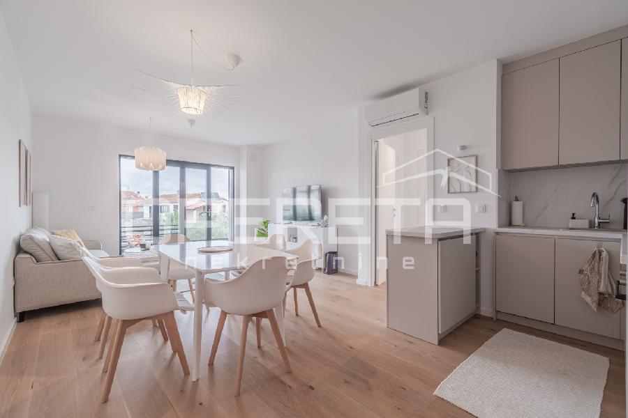 Istra, Umag - Stan u centru od 74,85 m², sastoji se od dvije spavaće sobe, prostranog dnevnog boravka s kuhinjom i blagovaonicom s izlazom na terasu, jedne kupaonice, jednog WC-a, hodnika i spremišta. Zgrada s garažom - UMAG, Umag - Sika 21