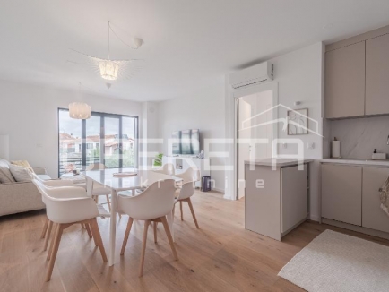 Istra, Umag - Stan u centru od 74,85 m², sastoji se od dvije spavaće sobe, prostranog dnevnog boravka s kuhinjom i blagovaonicom s izlazom na terasu, jedne kupaonice, jednog WC-a, hodnika i spremišta. Zgrada s garažom 21