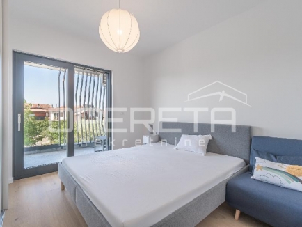 Istra, Umag - Stan u centru od 74,85 m², sastoji se od dvije spavaće sobe, prostranog dnevnog boravka s kuhinjom i blagovaonicom s izlazom na terasu, jedne kupaonice, jednog WC-a, hodnika i spremišta. Zgrada s garažom 7