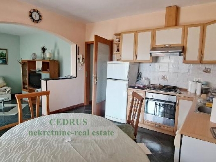 Istrien, Umag. Murine. Wir verkaufen dieses freistehende Haus von 121 m² mit drei Schlafzimmern, Wohnzimmer mit Kamin, zwei Bädern, zwei Terrassen. Garten von 200 m². 4