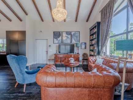Istrien, Grožnjan. Auf einem großen Grundstück von 2441 m2 befindet sich das Hauptgebäude – ein Haus mit drei Schlafzimmern, ein Nebengebäude, das als Apartment genutzt wird, mit Keller, Abstellraum, 60 m2 großem Pool, überdachten Parkplätzen und Holzschu 17