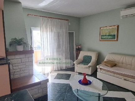 Istrien, Umag. Murine. Wir verkaufen dieses freistehende Haus von 121 m² mit drei Schlafzimmern, Wohnzimmer mit Kamin, zwei Bädern, zwei Terrassen. Garten von 200 m². 5
