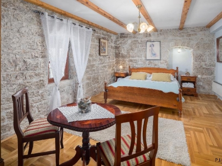 ISTRIA, Poreč area, for sale for bedrooms  villa,  with a swimming pool, a renovated old Istrian house with 7000 m2 of land 13