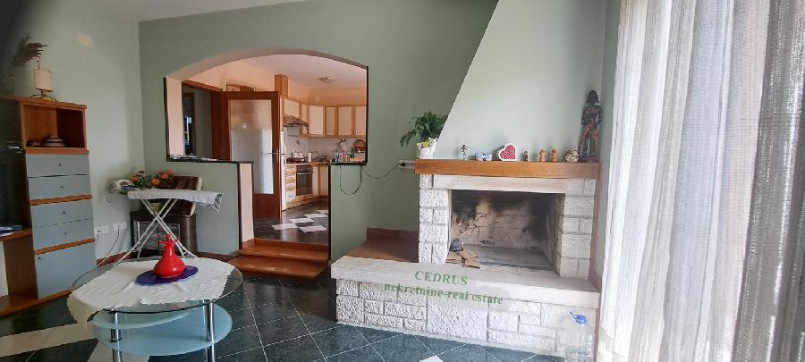 Istrien, Umag. Murine. Wir verkaufen dieses freistehende Haus von 121 m² mit drei Schlafzimmern, Wohnzimmer mit Kamin, zwei Bädern, zwei Terrassen. Garten von 200 m². - UMAG, Umag - Sika 7