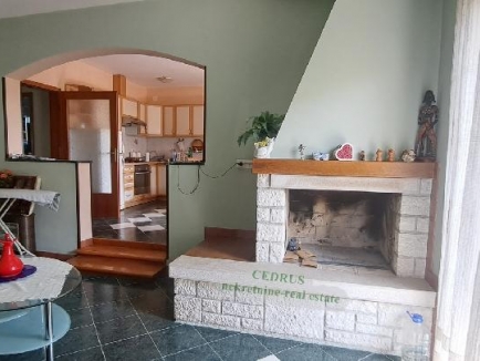 Istrien, Umag. Murine. Wir verkaufen dieses freistehende Haus von 121 m² mit drei Schlafzimmern, Wohnzimmer mit Kamin, zwei Bädern, zwei Terrassen. Garten von 200 m². 7
