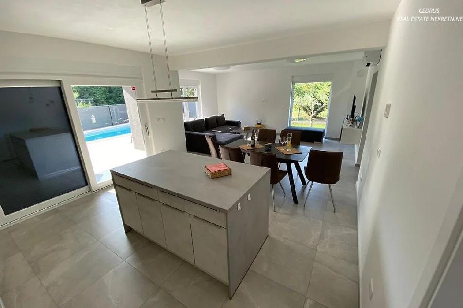 Istrien, Umag, Savudrija. Wir verkaufen eine atemberaubende 160 m2 große Villa mit Swimmingpool und Dachterrasse. Mit 4 Schlafzimmern und 3 Bädern - UMAG, Savudrija - Sika 7
