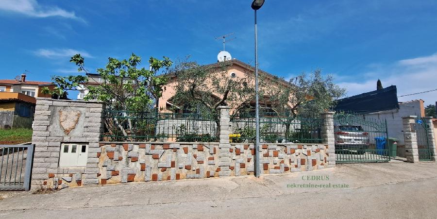 Istrien, Umag. Murine. Wir verkaufen dieses freistehende Haus von 121 m² mit drei Schlafzimmern, Wohnzimmer mit Kamin, zwei Bädern, zwei Terrassen. Garten von 200 m². - UMAG, Umag - Sika 1
