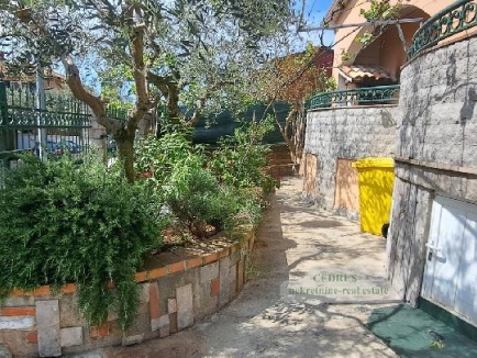 Umag area, we are selling a family house with three bedrooms 3