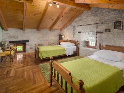 ISTRIEN, In der Gegend von Poreč verkaufen wir eine Villa mit Swimmingpool, ein renoviertes altes istrisches Haus mit 7000 m2 Grundstück 10
