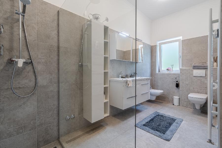 Istrien, Grožnjan. Auf einem großen Grundstück von 2441 m2 befindet sich das Hauptgebäude – ein Haus mit drei Schlafzimmern, ein Nebengebäude, das als Apartment genutzt wird, mit Keller, Abstellraum, 60 m2 großem Pool, überdachten Parkplätzen und Holzschu - GROŽNJAN, Grožnjan - Sika 21