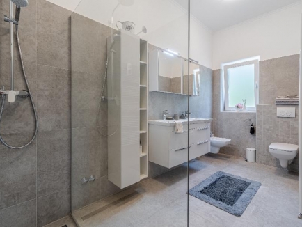 Istrien, Grožnjan. Auf einem großen Grundstück von 2441 m2 befindet sich das Hauptgebäude – ein Haus mit drei Schlafzimmern, ein Nebengebäude, das als Apartment genutzt wird, mit Keller, Abstellraum, 60 m2 großem Pool, überdachten Parkplätzen und Holzschu 21