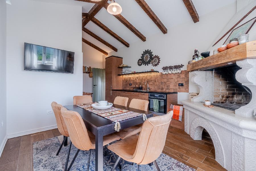 Istrien, Grožnjan. Auf einem großen Grundstück von 2441 m2 befindet sich das Hauptgebäude – ein Haus mit drei Schlafzimmern, ein Nebengebäude, das als Apartment genutzt wird, mit Keller, Abstellraum, 60 m2 großem Pool, überdachten Parkplätzen und Holzschu - GROŽNJAN, Grožnjan - Sika 15