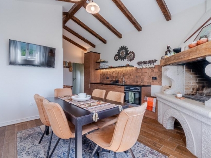 Istrien, Grožnjan. Auf einem großen Grundstück von 2441 m2 befindet sich das Hauptgebäude – ein Haus mit drei Schlafzimmern, ein Nebengebäude, das als Apartment genutzt wird, mit Keller, Abstellraum, 60 m2 großem Pool, überdachten Parkplätzen und Holzschu 15