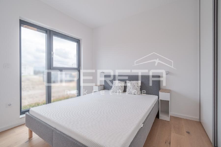 Istra, Umag - Stan u centru od 74,85 m², sastoji se od dvije spavaće sobe, prostranog dnevnog boravka s kuhinjom i blagovaonicom s izlazom na terasu, jedne kupaonice, jednog WC-a, hodnika i spremišta. Zgrada s garažom - UMAG, Umag - Sika 18