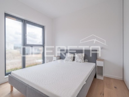 Istra, Umag - Stan u centru od 74,85 m², sastoji se od dvije spavaće sobe, prostranog dnevnog boravka s kuhinjom i blagovaonicom s izlazom na terasu, jedne kupaonice, jednog WC-a, hodnika i spremišta. Zgrada s garažom 18