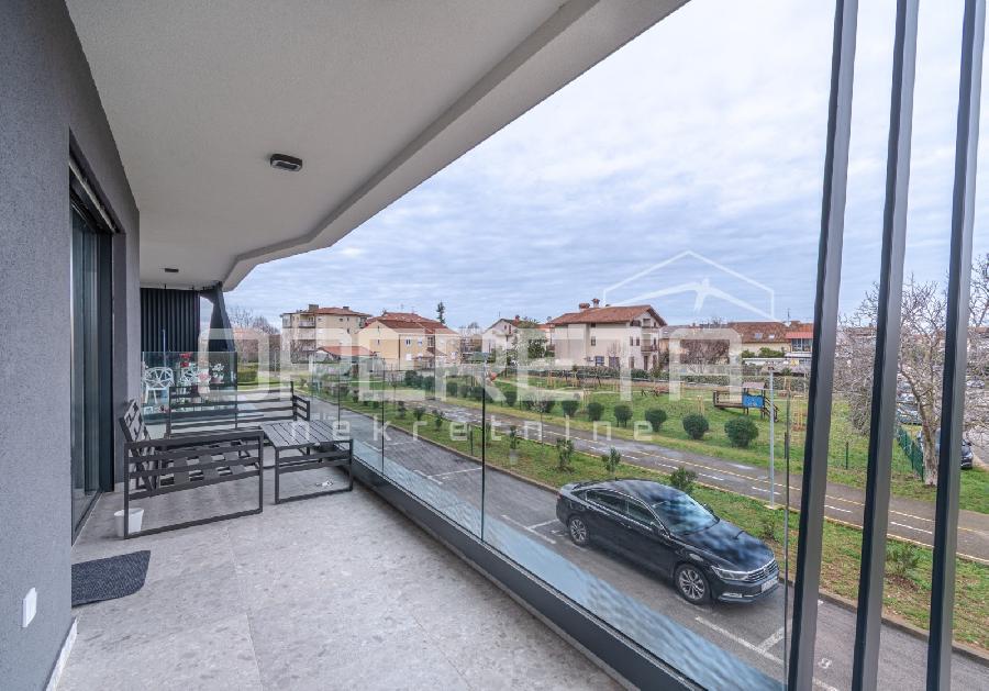 Istra, Umag - Stan u centru od 74,85 m², sastoji se od dvije spavaće sobe, prostranog dnevnog boravka s kuhinjom i blagovaonicom s izlazom na terasu, jedne kupaonice, jednog WC-a, hodnika i spremišta. Zgrada s garažom - UMAG, Umag - Sika 24