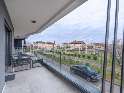 Istra, Umag - Stan u centru od 74,85 m², sastoji se od dvije spavaće sobe, prostranog dnevnog boravka s kuhinjom i blagovaonicom s izlazom na terasu, jedne kupaonice, jednog WC-a, hodnika i spremišta. Zgrada s garažom 24