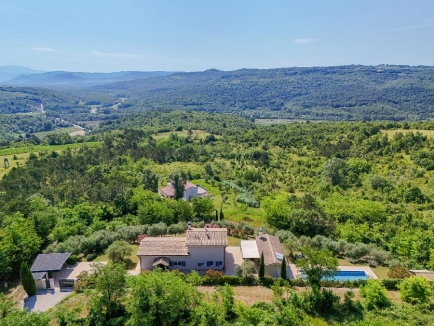 Istrien, Grožnjan. Auf einem großen Grundstück von 2441 m2 befindet sich das Hauptgebäude – ein Haus mit drei Schlafzimmern, ein Nebengebäude, das als Apartment genutzt wird, mit Keller, Abstellraum, 60 m2 großem Pool, überdachten Parkplätzen und Holzschu 6