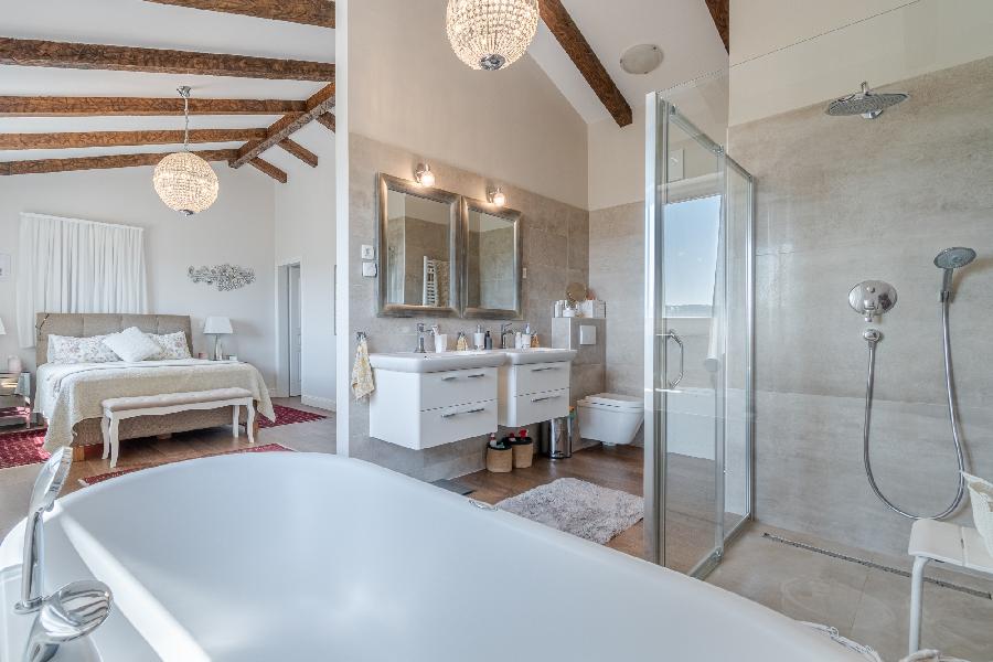 Istrien, Grožnjan. Auf einem großen Grundstück von 2441 m2 befindet sich das Hauptgebäude – ein Haus mit drei Schlafzimmern, ein Nebengebäude, das als Apartment genutzt wird, mit Keller, Abstellraum, 60 m2 großem Pool, überdachten Parkplätzen und Holzschu - GROŽNJAN, Grožnjan - Sika 23