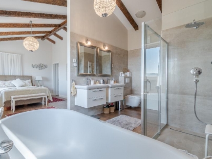 Istrien, Grožnjan. Auf einem großen Grundstück von 2441 m2 befindet sich das Hauptgebäude – ein Haus mit drei Schlafzimmern, ein Nebengebäude, das als Apartment genutzt wird, mit Keller, Abstellraum, 60 m2 großem Pool, überdachten Parkplätzen und Holzschu 23