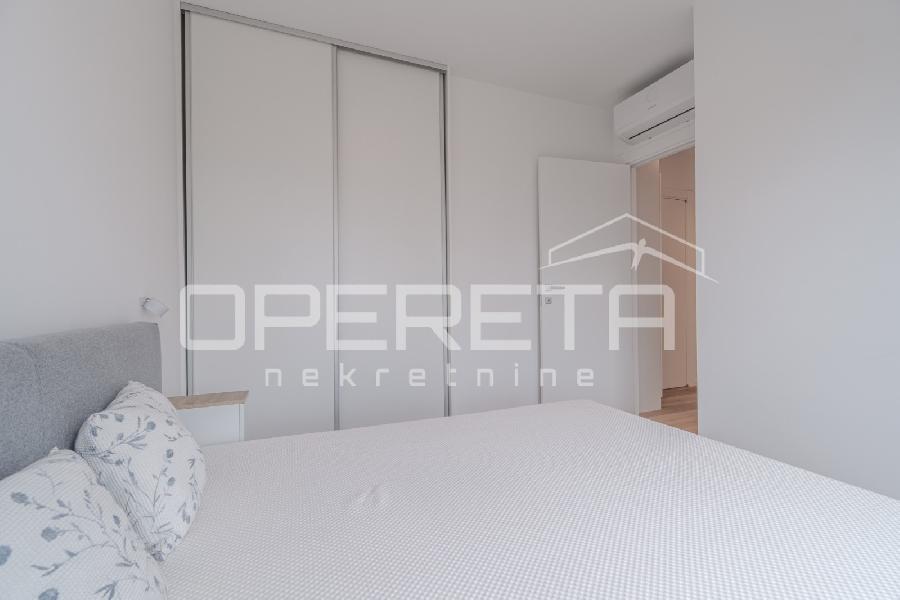 Istra, Umag - Stan u centru od 74,85 m², sastoji se od dvije spavaće sobe, prostranog dnevnog boravka s kuhinjom i blagovaonicom s izlazom na terasu, jedne kupaonice, jednog WC-a, hodnika i spremišta. Zgrada s garažom - UMAG, Umag - Sika 19