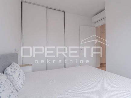 Istra, Umag - Stan u centru od 74,85 m², sastoji se od dvije spavaće sobe, prostranog dnevnog boravka s kuhinjom i blagovaonicom s izlazom na terasu, jedne kupaonice, jednog WC-a, hodnika i spremišta. Zgrada s garažom 19