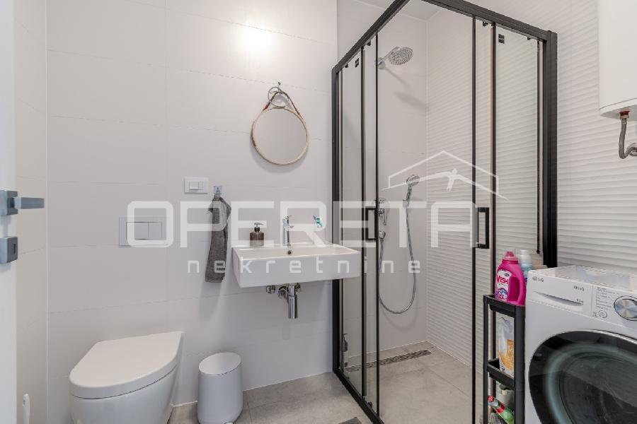 Istra, Umag - Stan u centru od 74,85 m², sastoji se od dvije spavaće sobe, prostranog dnevnog boravka s kuhinjom i blagovaonicom s izlazom na terasu, jedne kupaonice, jednog WC-a, hodnika i spremišta. Zgrada s garažom - UMAG, Umag - Sika 14