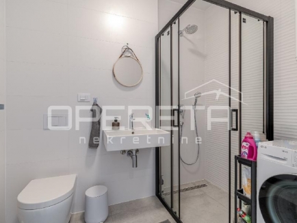 Istra, Umag - Stan u centru od 74,85 m², sastoji se od dvije spavaće sobe, prostranog dnevnog boravka s kuhinjom i blagovaonicom s izlazom na terasu, jedne kupaonice, jednog WC-a, hodnika i spremišta. Zgrada s garažom 14