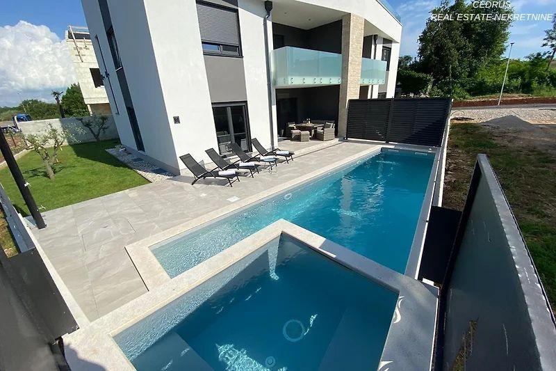 Istrien, Umag, Savudrija. Wir verkaufen eine atemberaubende 160 m2 große Villa mit Swimmingpool und Dachterrasse. Mit 4 Schlafzimmern und 3 Bädern - UMAG, Savudrija - Sika 1