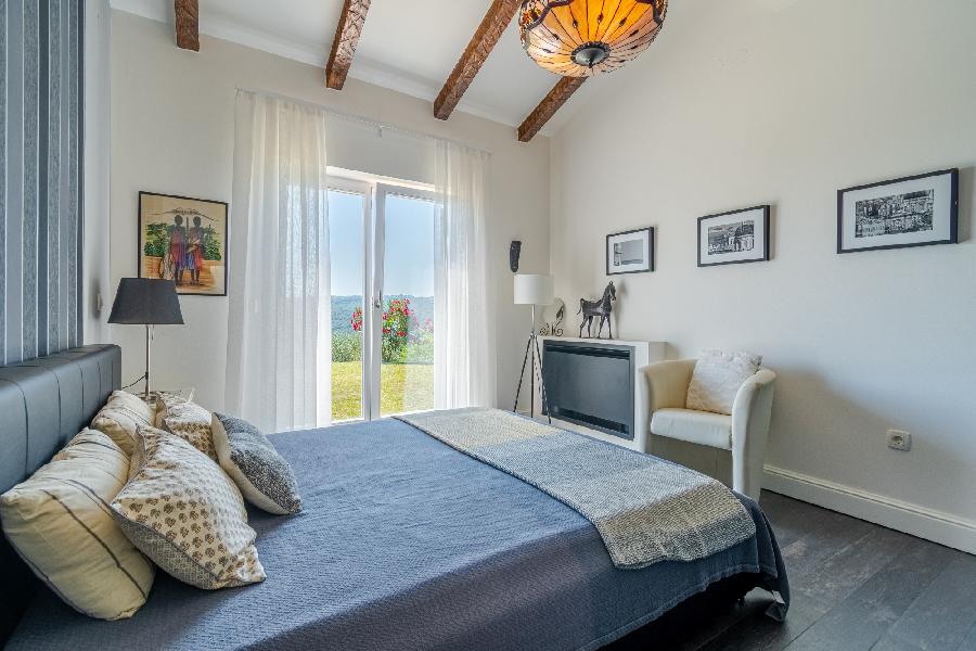 Istrien, Grožnjan. Auf einem großen Grundstück von 2441 m2 befindet sich das Hauptgebäude – ein Haus mit drei Schlafzimmern, ein Nebengebäude, das als Apartment genutzt wird, mit Keller, Abstellraum, 60 m2 großem Pool, überdachten Parkplätzen und Holzschu - GROŽNJAN, Grožnjan - Sika 19