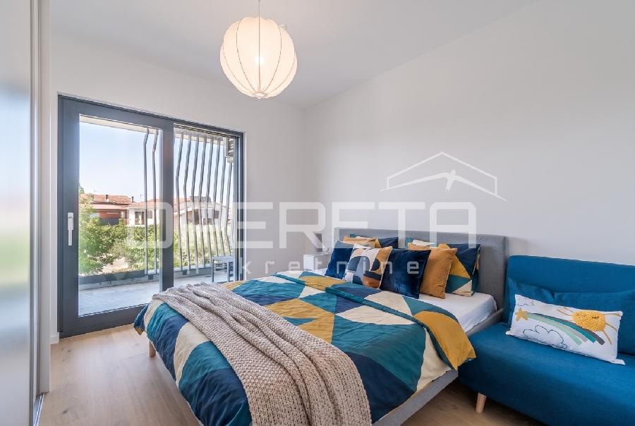 Istra, Umag - Stan u centru od 74,85 m², sastoji se od dvije spavaće sobe, prostranog dnevnog boravka s kuhinjom i blagovaonicom s izlazom na terasu, jedne kupaonice, jednog WC-a, hodnika i spremišta. Zgrada s garažom - UMAG, Umag - Sika 12