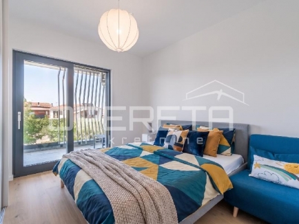 Istra, Umag - Stan u centru od 74,85 m², sastoji se od dvije spavaće sobe, prostranog dnevnog boravka s kuhinjom i blagovaonicom s izlazom na terasu, jedne kupaonice, jednog WC-a, hodnika i spremišta. Zgrada s garažom 12