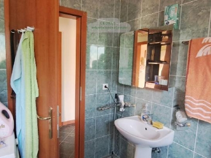 Istrien, Umag. Murine. Wir verkaufen dieses freistehende Haus von 121 m² mit drei Schlafzimmern, Wohnzimmer mit Kamin, zwei Bädern, zwei Terrassen. Garten von 200 m². 11