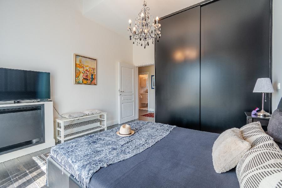 Istrien, Grožnjan. Auf einem großen Grundstück von 2441 m2 befindet sich das Hauptgebäude – ein Haus mit drei Schlafzimmern, ein Nebengebäude, das als Apartment genutzt wird, mit Keller, Abstellraum, 60 m2 großem Pool, überdachten Parkplätzen und Holzschu - GROŽNJAN, Grožnjan - Sika 18