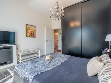 Istrien, Grožnjan. Auf einem großen Grundstück von 2441 m2 befindet sich das Hauptgebäude – ein Haus mit drei Schlafzimmern, ein Nebengebäude, das als Apartment genutzt wird, mit Keller, Abstellraum, 60 m2 großem Pool, überdachten Parkplätzen und Holzschu 18