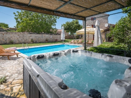 ISTRIA, Zona di Parenzo, vendiamo una villa con piscina, una vecchia casa istriana ristrutturata con 7000 m2 di terreno 16