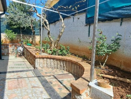 Istrien, Umag. Murine. Wir verkaufen dieses freistehende Haus von 121 m² mit drei Schlafzimmern, Wohnzimmer mit Kamin, zwei Bädern, zwei Terrassen. Garten von 200 m². 16
