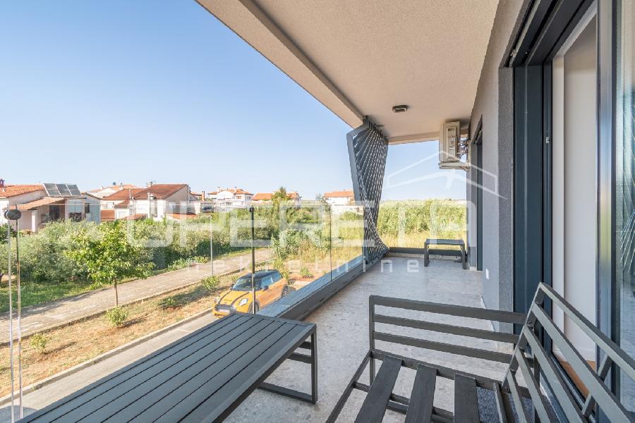 Istra, Umag - Stan u centru od 74,85 m², sastoji se od dvije spavaće sobe, prostranog dnevnog boravka s kuhinjom i blagovaonicom s izlazom na terasu, jedne kupaonice, jednog WC-a, hodnika i spremišta. Zgrada s garažom - UMAG, Umag - Sika 5
