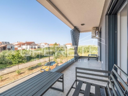 Istra, Umag - Stan u centru od 74,85 m², sastoji se od dvije spavaće sobe, prostranog dnevnog boravka s kuhinjom i blagovaonicom s izlazom na terasu, jedne kupaonice, jednog WC-a, hodnika i spremišta. Zgrada s garažom 5