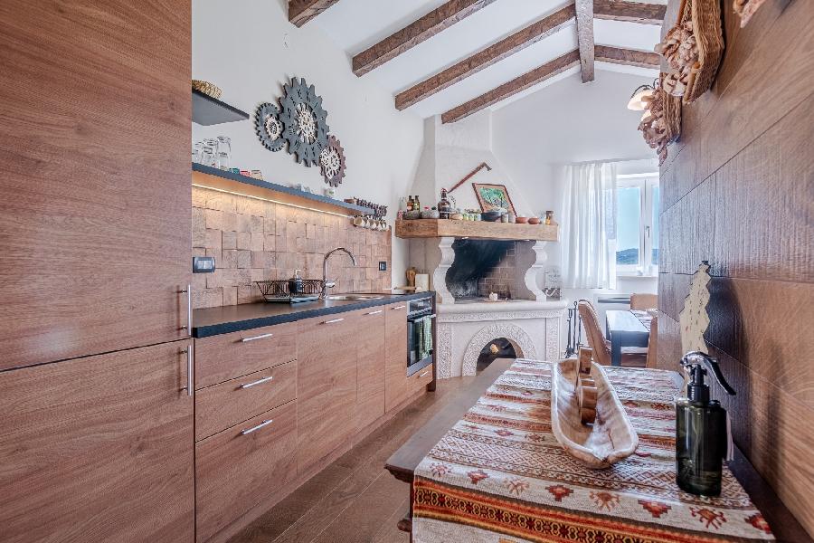 Istrien, Grožnjan. Auf einem großen Grundstück von 2441 m2 befindet sich das Hauptgebäude – ein Haus mit drei Schlafzimmern, ein Nebengebäude, das als Apartment genutzt wird, mit Keller, Abstellraum, 60 m2 großem Pool, überdachten Parkplätzen und Holzschu - GROŽNJAN, Grožnjan - Sika 11