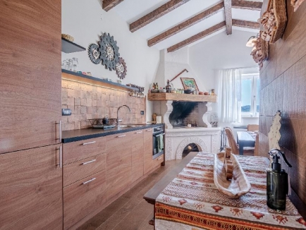 Istrien, Grožnjan. Auf einem großen Grundstück von 2441 m2 befindet sich das Hauptgebäude – ein Haus mit drei Schlafzimmern, ein Nebengebäude, das als Apartment genutzt wird, mit Keller, Abstellraum, 60 m2 großem Pool, überdachten Parkplätzen und Holzschu 11