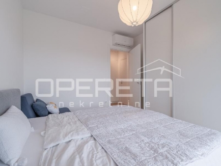Istra, Umag - Stan u centru od 74,85 m², sastoji se od dvije spavaće sobe, prostranog dnevnog boravka s kuhinjom i blagovaonicom s izlazom na terasu, jedne kupaonice, jednog WC-a, hodnika i spremišta. Zgrada s garažom 16
