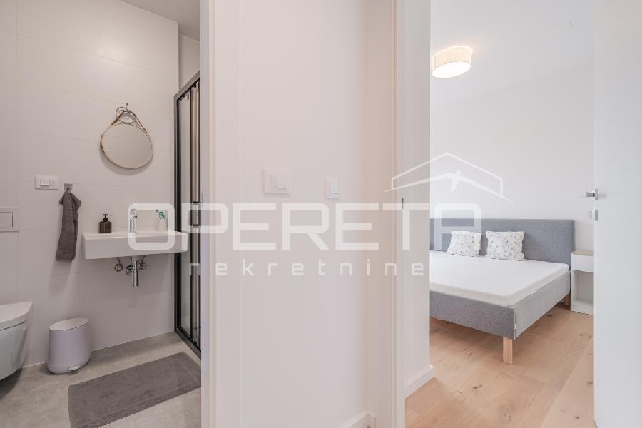 Istra, Umag - Stan u centru od 74,85 m², sastoji se od dvije spavaće sobe, prostranog dnevnog boravka s kuhinjom i blagovaonicom s izlazom na terasu, jedne kupaonice, jednog WC-a, hodnika i spremišta. Zgrada s garažom - UMAG, Umag - Sika 17